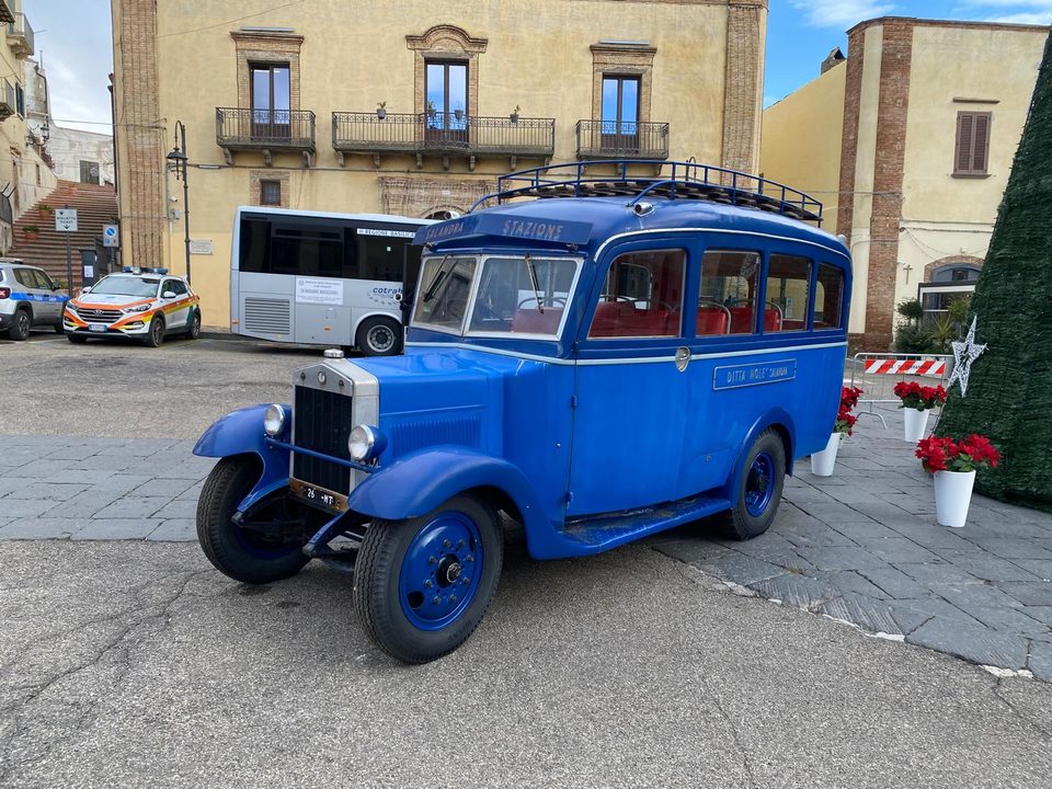Il frontale dell’autobus storico Salandra–Stazione