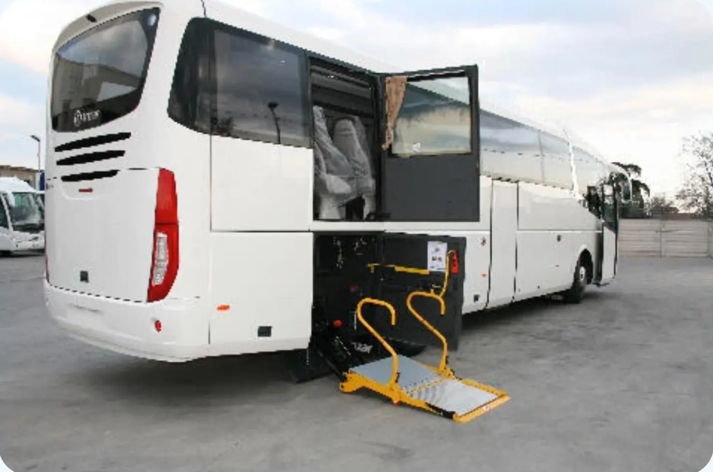 Autobus Autolinee Nolè con pedana per persone a mobilità ridotta
