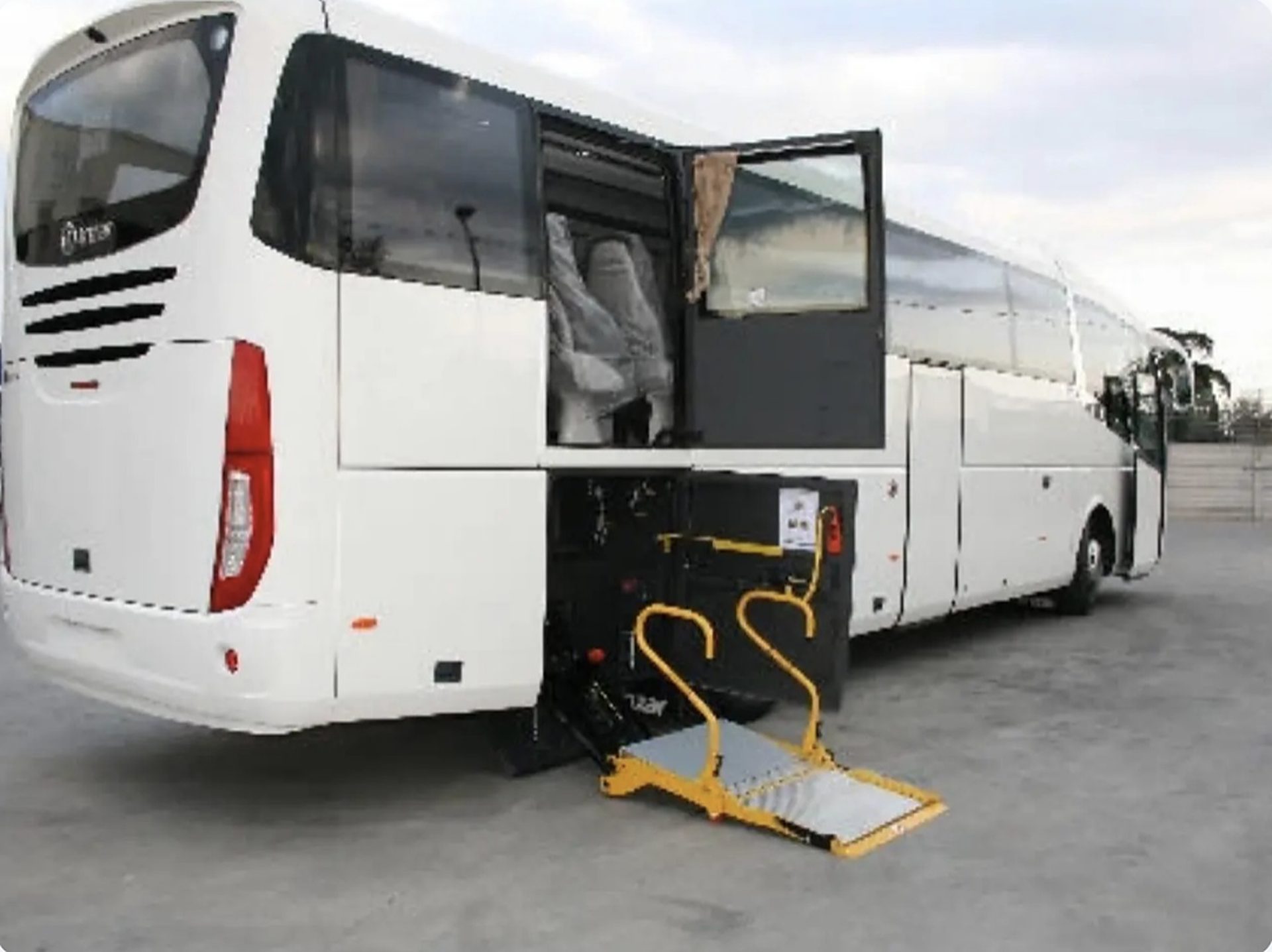 Pullman con sollevatore per carrozzine